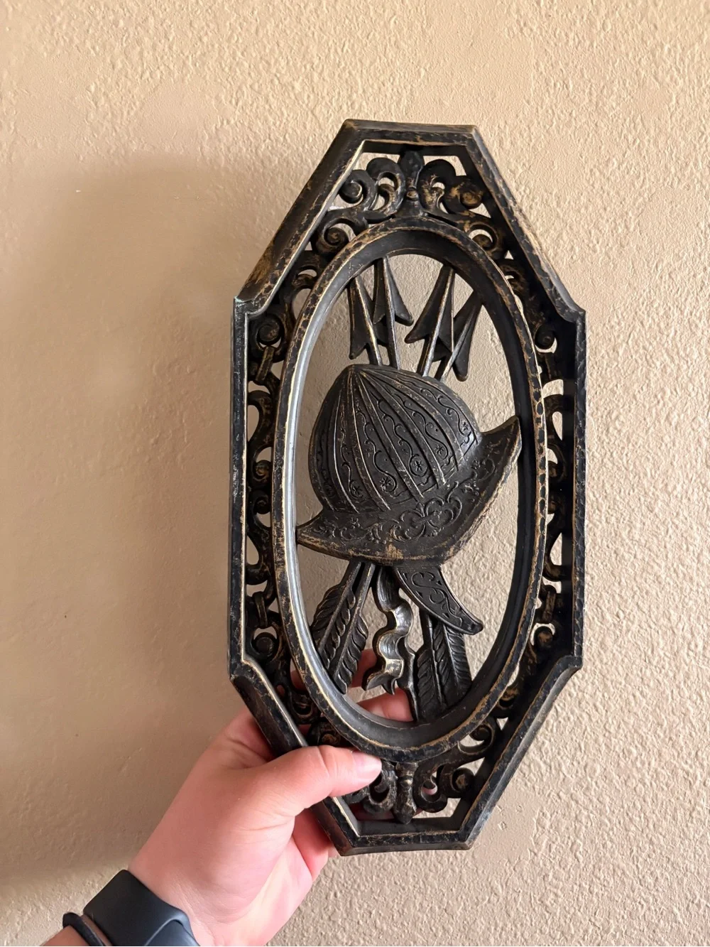 Antique-Style Black & Gold Wall Plaque - Ornamental Quiver Design